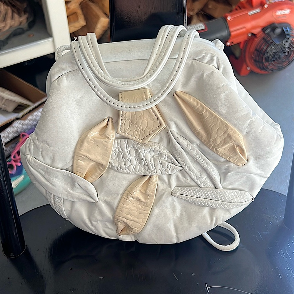 Vintage 80’s purse in great condition. White with cream details